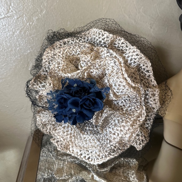 LOVELY 1940s\' IVORY CURLY STRAW TILT HAT -  \